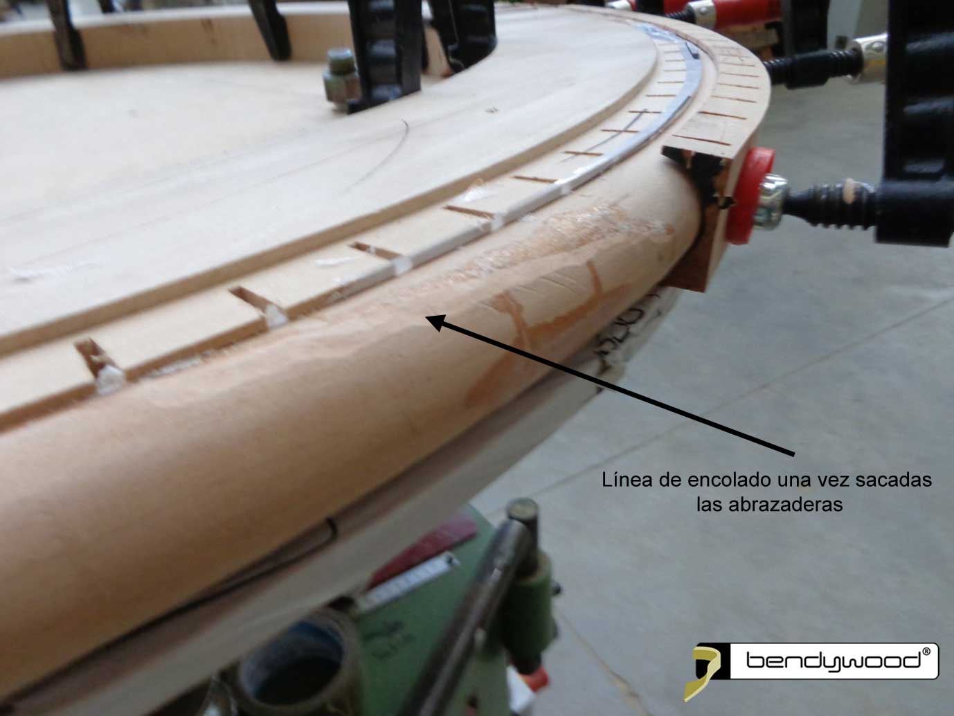 Línea de encolado - Candelabro en Bendywood®